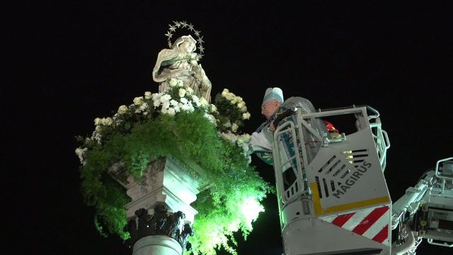 Hołd z kwiatów dla Maryi Niepokalanej